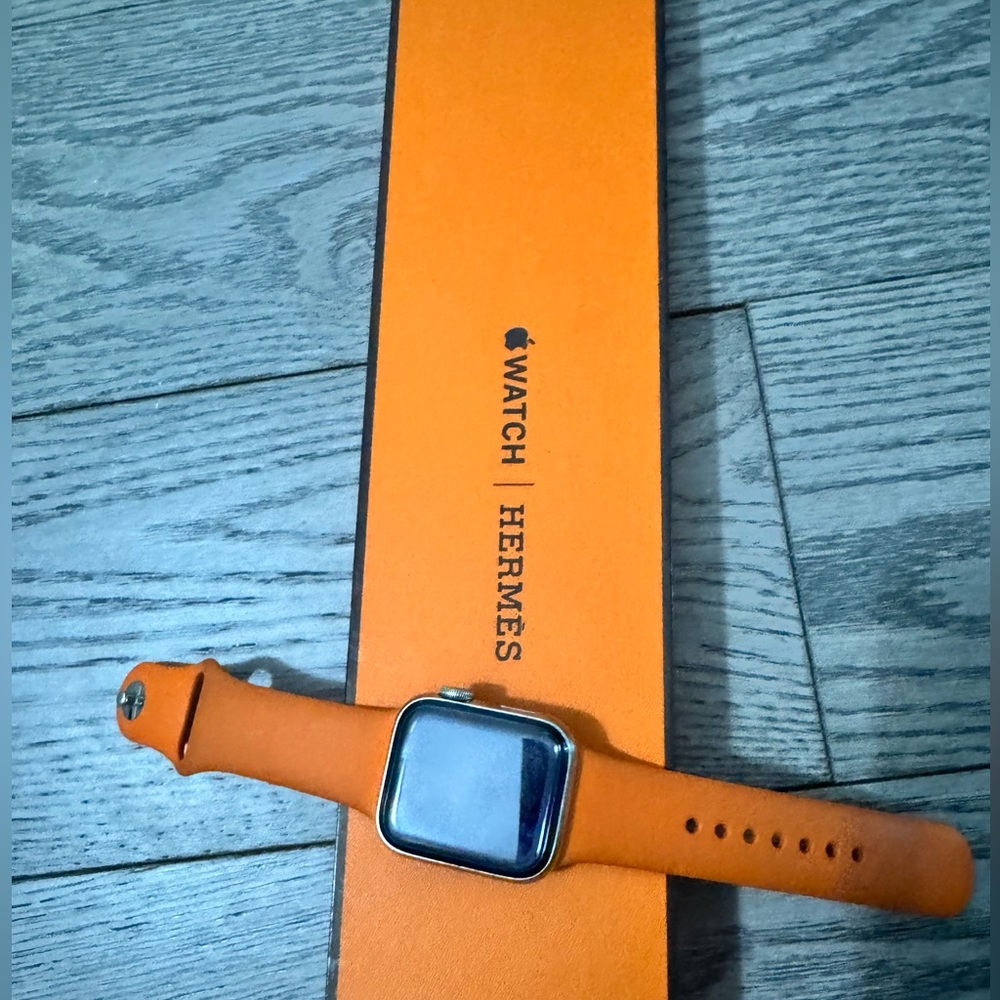 Apple Hermes watch series 4, 40 mm w sport band and box